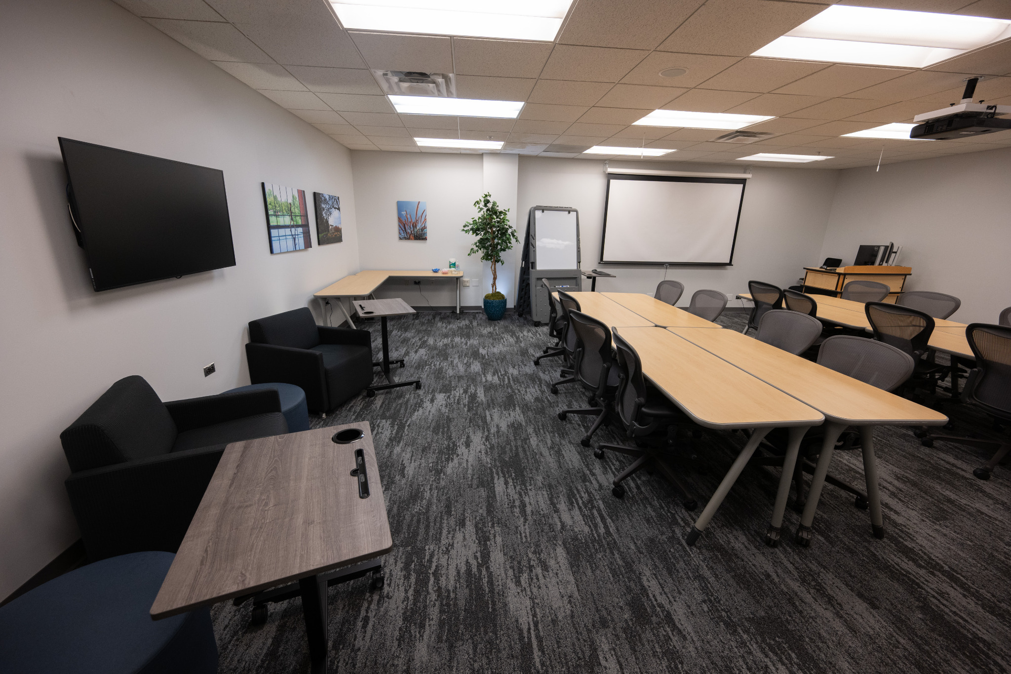 L243 instructional classroom showing flexible seating, collaboration space, and presentation technology